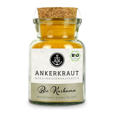 BIO Kurkuma Pulver von Ankerkraut im Korkenglas auf weißem Hintergrund.