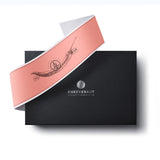 Chili Selection Geschenk-Box aus schwarzem Karton mit diagonaler Banderole.