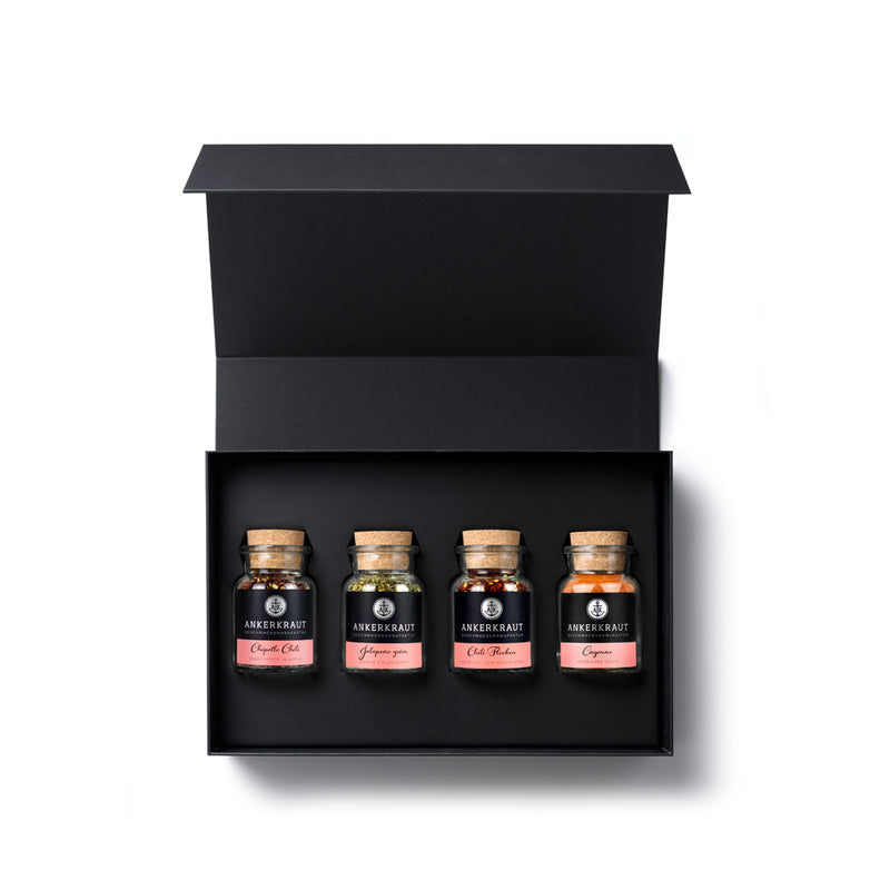 Chili Selection Geschenk-Box aus schwarzem Karton mit geöffnetem Deckel und Blick auf den Inhalt.