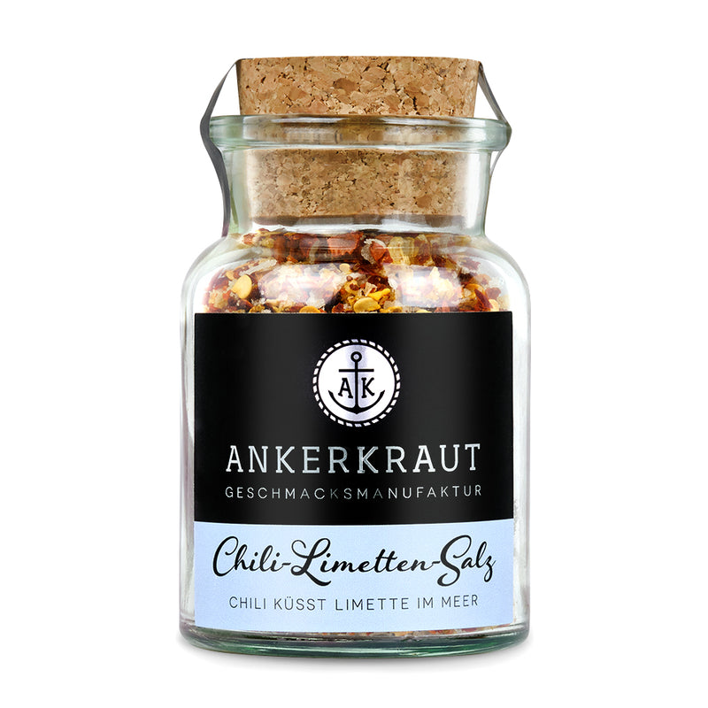 Chili Limetten Salz von Ankerkraut im Korkenglas auf weißem Hintergrund.
