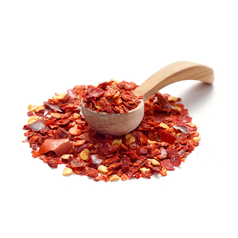 Chiliflocken von Ankerkraut als Häufchen auf einem Gewürzlöffel.