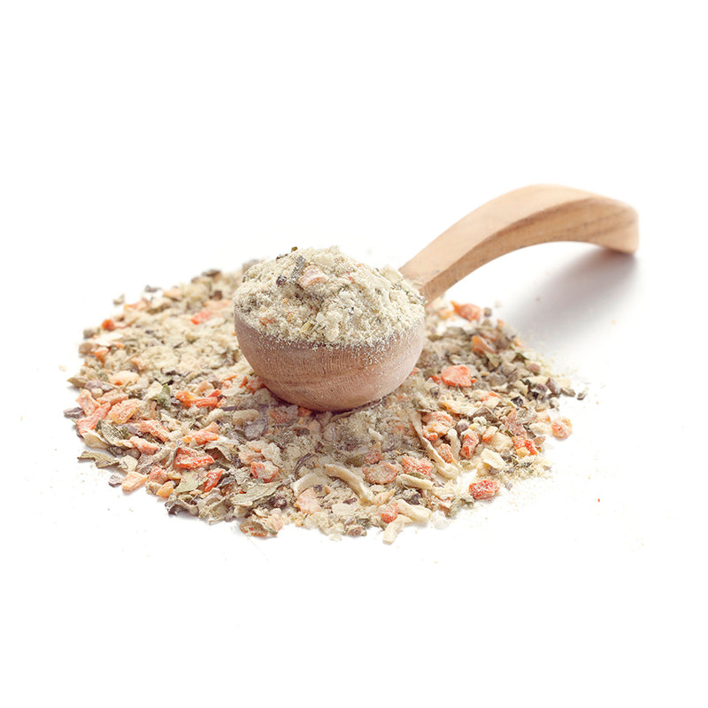 Ankerkraut Eintopf Gewürz als Häufchen auf einem Gewürzlöffel.