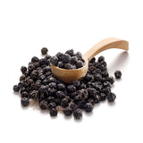 Fermentierter Kampot Pfeffer von Ankerkraut als Häufchen auf einem Gewürzlöffel.