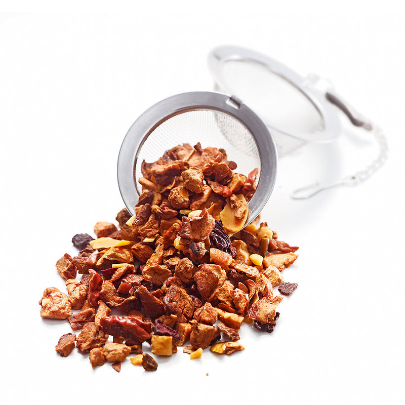 Gebrannte Mandel Tee von Ankerkraut als Häufchen in einem offenen Teesieb.