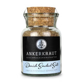 Geräuchertes Salz von Ankerkraut im Korkenglas auf weißem Hintergrund.