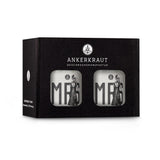 Geschenkbox zur Hochzeit mit zwei Mrs. Korkengläsern im schwarzen Ankerkrautkarton.