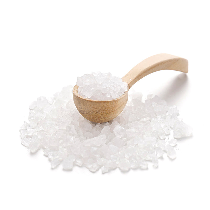 Grobes Salz von Ankerkraut als Häufchen auf einem Gewürzlöffel.