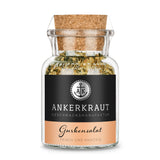 Gurkensalat Gewürz von Ankerkraut im Korkenglas auf weißem Hintergrund.