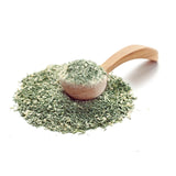 Gurkensalat Gewürz von Ankerkraut als Häufchen auf einem Gewürzlöffel.