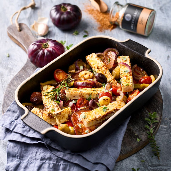 Feta, Tomaten und Zwiebeln in einer Auflaufform, gewürzt mit Ankerkraut Gyros Gewürz.