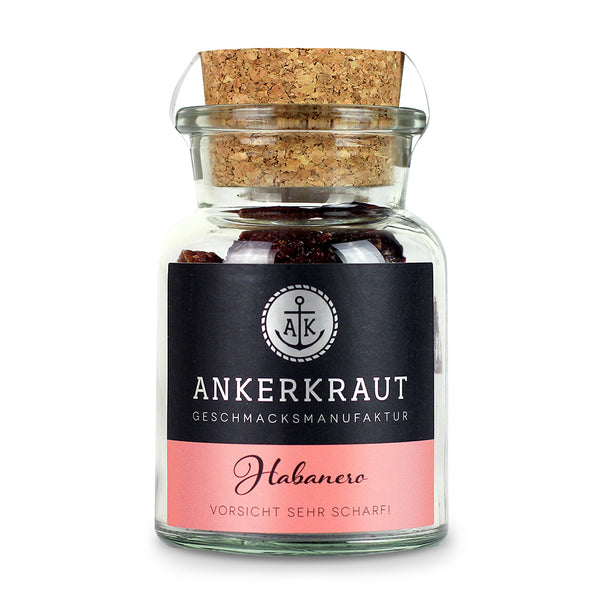 Ganze Habanero von Ankerkraut im Korkenglas auf weißem Hintergrund.
