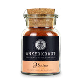 Harissa Gewürz von Ankerkraut im Korkenglas auf weißem Hintergrund.