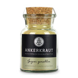 Ingwer Gewürz von Ankerkraut im Korkenglas auf weißem Hintergrund.