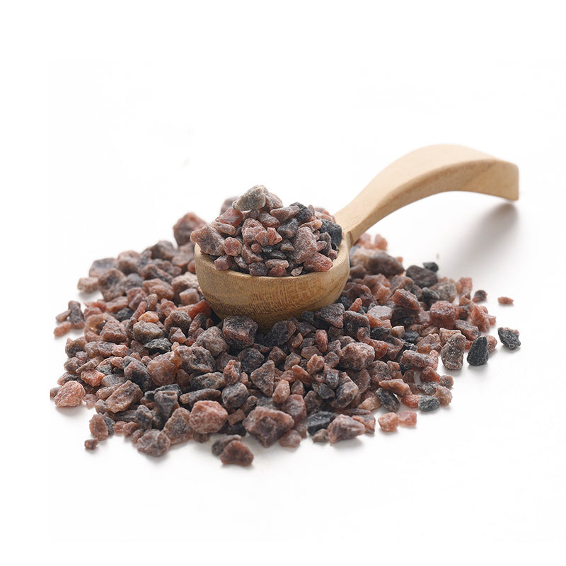 Kala Namak Salz von Ankerkraut als Häufchen auf einem Gewürzlöffel.