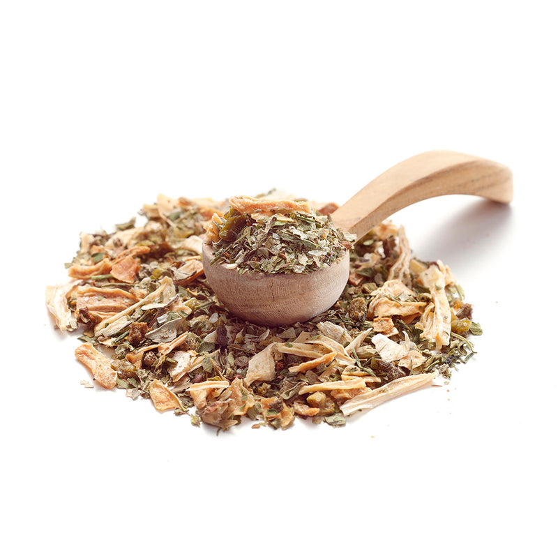 Kräuterbutter Gewürz von Ankerkraut als Häufchen auf einem Gewürzlöffel.