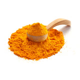 Kurkuma Gewürz von Ankerkraut als Häufchen auf einem Gewürzlöffel.
