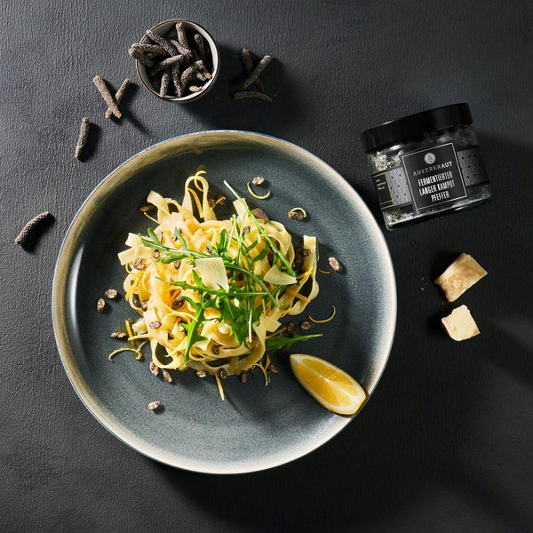 Pasta al Limone mit fermentiertem langem Pfeffer, liebevoll angerichtet und dekoriert.