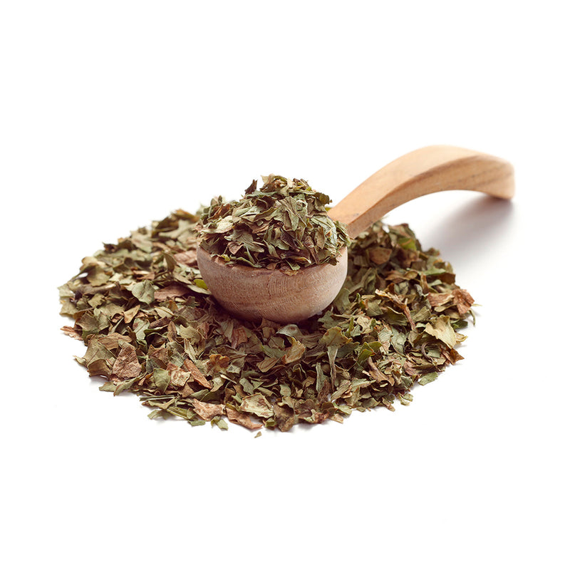 Liebstöckel Gewürz von Ankerkraut als Häufchen auf einem Gewürzlöffel.