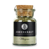 Majoran Gewürz von Ankerkraut im Korkenglas auf weißem Hintergrund.