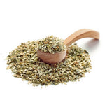 Majoran Gewürz von Ankerkraut als Häufchen auf einem Gewürzlöffel.