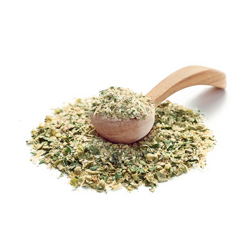 Mediterranes Salatdressing von Ankerkraut als Häufchen auf einem Gewürzlöffel.