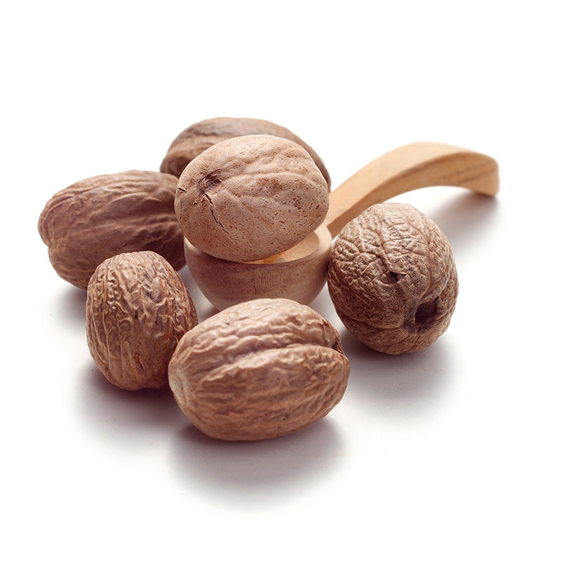 Muskatnüsse von Ankerkraut als Häufchen auf einem Gewürzlöffel.