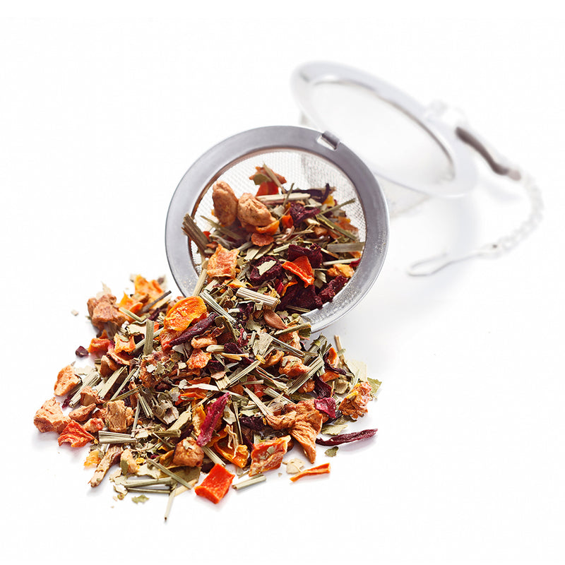 Ankerkraut Orange Grapefruit Kräutertee als Häufchen in einem offenen Teesieb.