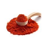 Paprika Rosenscharf von Ankerkraut als Häufchen auf einem Gewürzlöffel.