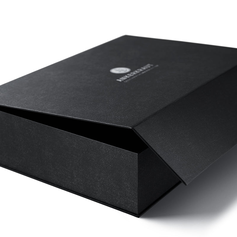 Premium Hochzeit Geschenk-Box von Ankerkraut in seitlicher Ansicht der Box mit leicht geöffnetem Deckel.