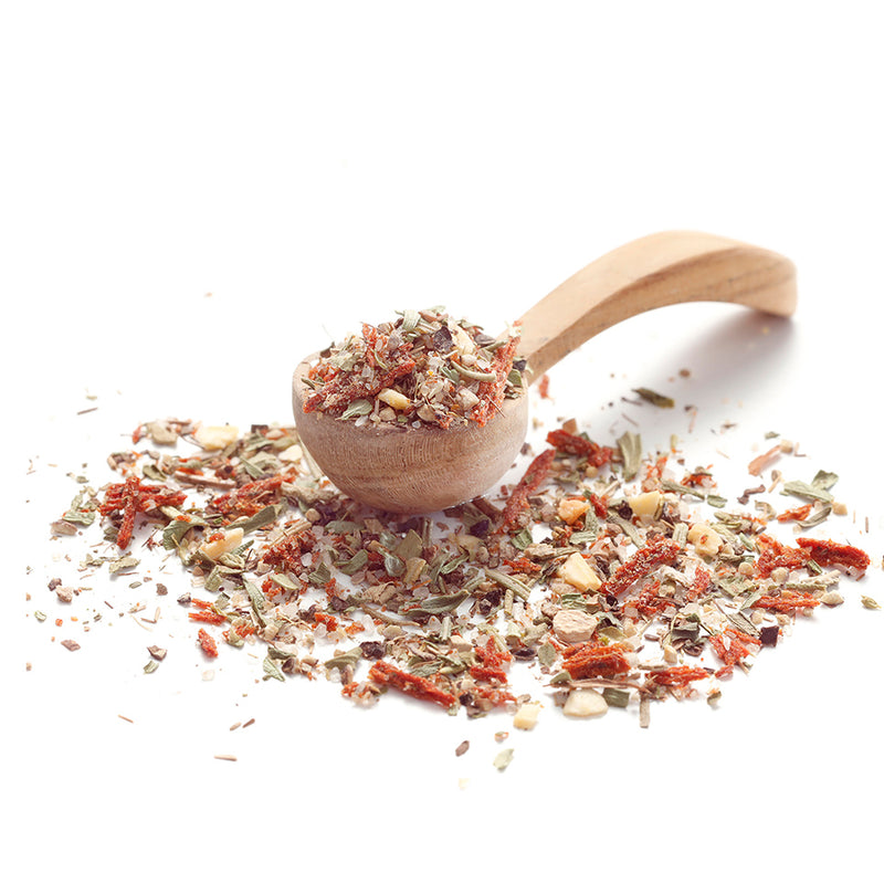 Ratatouille Gewürze von Ankerkraut als Häufchen auf einem Gewürzlöffel.