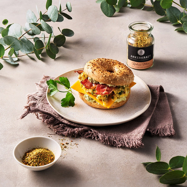 Amerikanischer Frühstücksbagel auf Teller