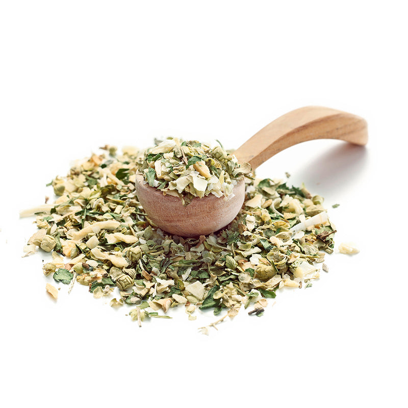 Rührei mit Kräutern von Ankerkraut als Häufchen auf einem Gewürzlöffel.