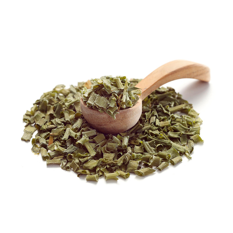 Schnittlauch getrocknet von Ankerkraut als Häufchen auf einem Gewürzlöffel.