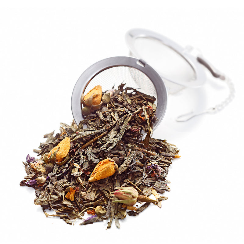 Ankerkraut Sencha Rosengarten Grüntee als Häufchen in einem offenen Teesieb.