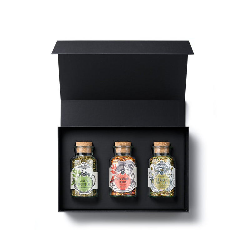 Tea-Time Geschenk-Box aus schwarzem Karton mit geöffnetem Deckel und Blick auf den Inhalt.
