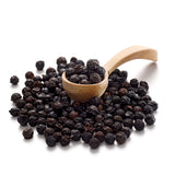 Tellicherry Pfeffer von Ankerkraut als Häufchen auf einem Gewürzlöffel.