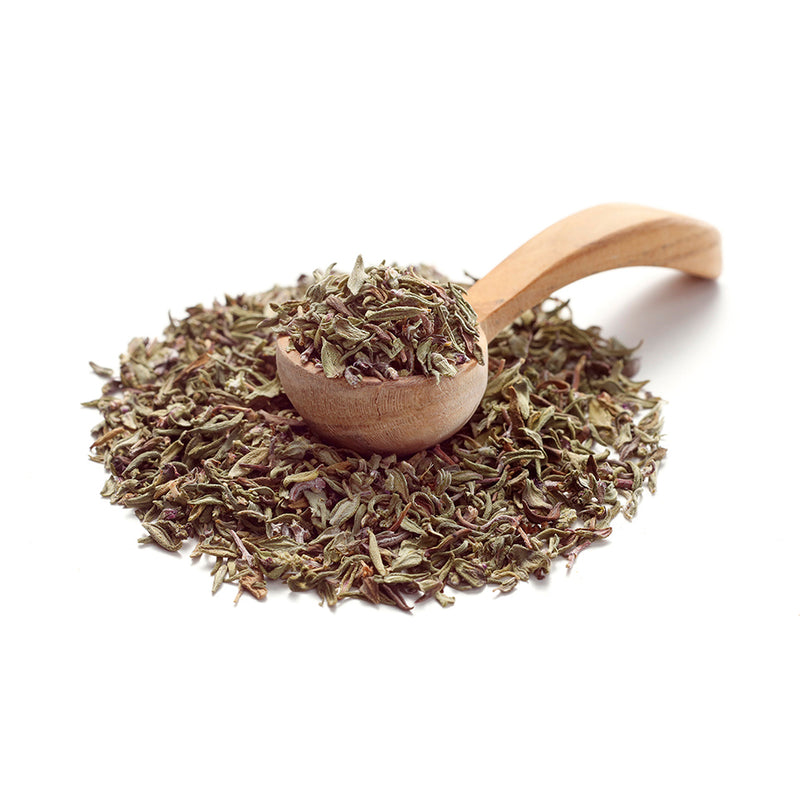 Thymian gerebelt von Ankerkraut als Häufchen auf einem Gewürzlöffel.