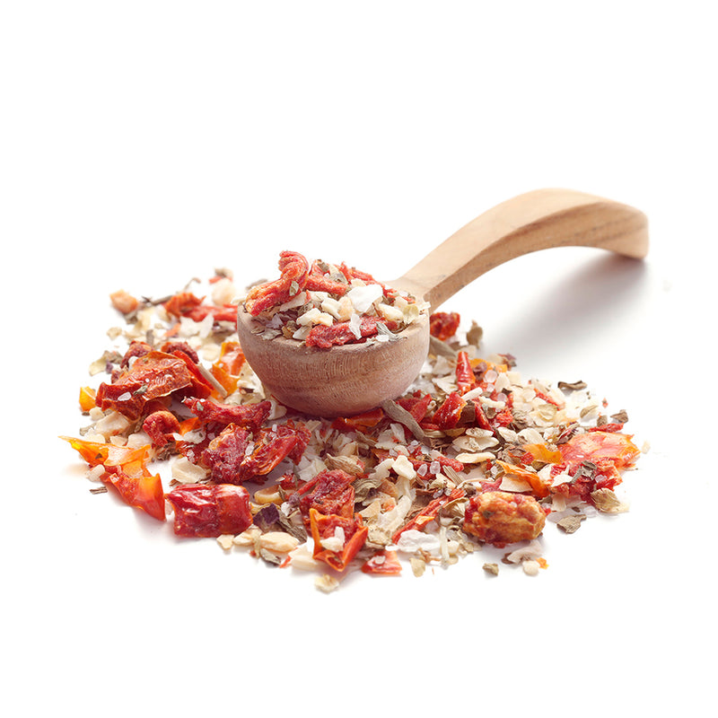 Tomate Basilikum Dip von Ankerkraut als Häufchen auf einem Gewürzlöffel.