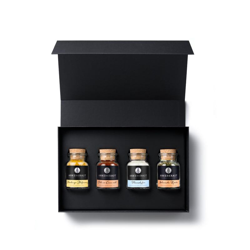 Traveller Plus Geschenk-Box aus schwarzem Karton mit geöffnetem Deckel und Blick auf den Inhalt.