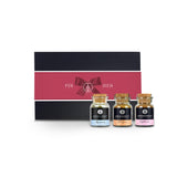 Für Dich Plus Geschenk-Box aus schwarzem Karton mit drei Korkengläsern davor.