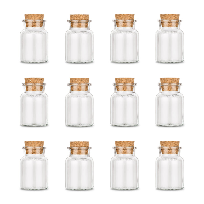 Zwölf leere Korkengläser von Ankerkraut auf weißem Hintergrund.